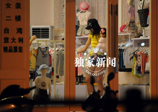 陳浩民女兒曝光 與嬌妻蔣麗莎當(dāng)眾吻別力證恩愛(ài)