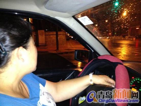 青島駕校女教練堪比爺們 小麥膚色沙啞嗓開(kāi)過(guò)救護(hù)車(chē)