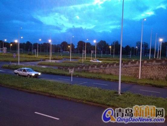 青島駕校女教練堪比爺們 小麥膚色沙啞嗓開(kāi)過(guò)救護(hù)車(chē)