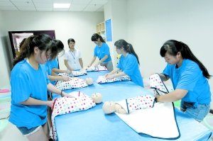 昨日，學(xué)生們正在進行給嬰兒穿衣服的訓(xùn)練。