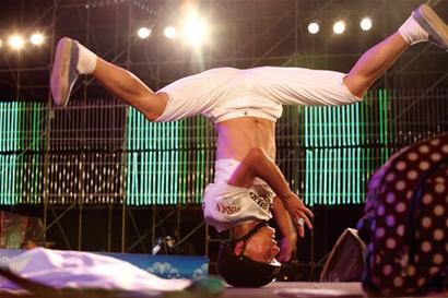 劉老根大舞臺(tái)爆笑亮相啤酒節(jié) 二人轉(zhuǎn)風(fēng)味嗨翻全場