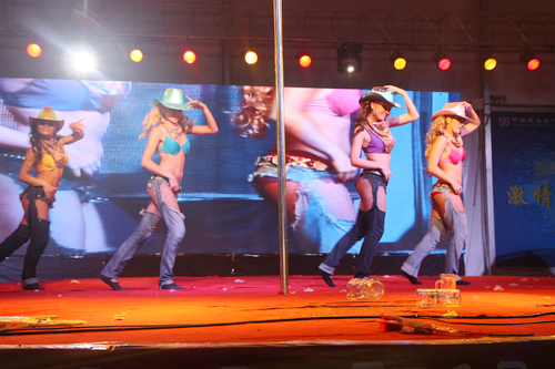 俄國美女勁歌熱舞 異域風情引爆啤酒節(jié)