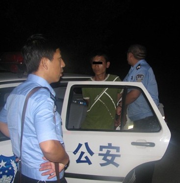 半裸男高速路上瘋狂攔車(chē) 派出所內(nèi)自殘