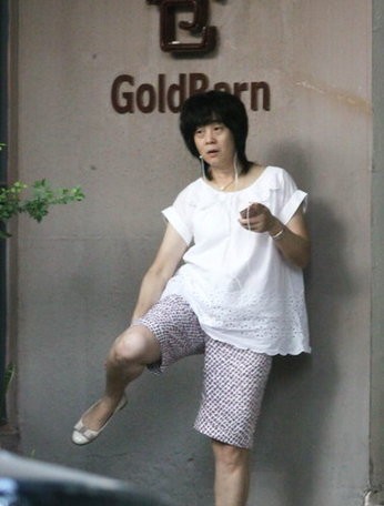 葛優(yōu)老婆賀聰穿睡衣出門(mén)