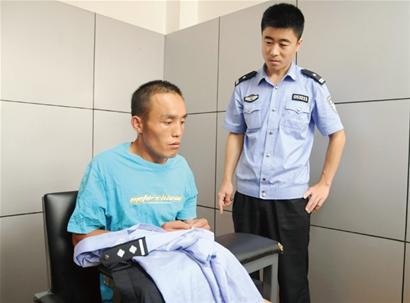 老婆待產(chǎn)老公閑來無聊 買身警服騙財騙色