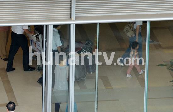 趙薇攜愛(ài)女離京 女兒洋氣“老媽”土氣