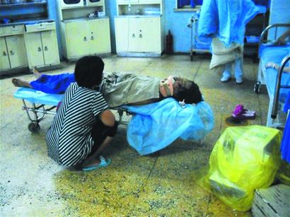 少年慘遭亂石割頸血肉模糊 血管破裂不會(huì)說話 少年慘遭亂石割頸血肉模糊 血管破裂不會(huì)說話