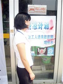 青島街邊超50處商戶設(shè)休息點(diǎn)邀環(huán)衛(wèi)工進(jìn)門歇腳