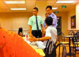 麥當(dāng)勞漢堡辣的顧客報(bào)警 被質(zhì)疑過(guò)度維權(quán)