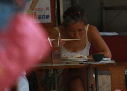 白發(fā)藍(lán)潔瑛獨自吃路邊攤 現(xiàn)狀凄涼令人唏噓