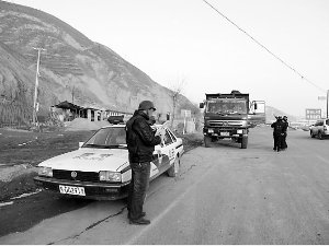 槍案發(fā)生后，會(huì)寧警方在公路上設(shè)卡追捕兇手。本報(bào)記者張鵬翔攝