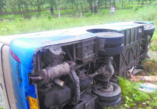 大客翻進1米深水溝司機倒地抽搐 24乘客無大礙