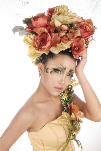 青島國際飾品節(jié)明開幕 將上演珠寶彩妝秀（圖）  青島新聞網(wǎng)8月23日訊 8月24日，市民可前往黑龍江中路187號(hào)的青島國際工藝品城，一睹珠寶彩妝秀。 記者了解到，8月24日-27日，由城陽區(qū)政府協(xié)同中國珠寶玉石首飾行業(yè)協(xié)會(huì)主辦的2012中國青島國際飾品節(jié)，即將盛大開幕，屆時(shí)將上演青島著名彩妝表演模特帶來的珠寶彩妝秀，讓市民領(lǐng)略到彩妝與珠寶的時(shí)尚魅力。本屆飾品節(jié)除了繼續(xù)展銷金銀珠寶、玉石翡翠、鉆石水晶、流行飾品和工藝禮品外，還為市民準(zhǔn)備了0元起拍萬元翡翠、質(zhì)檢專家現(xiàn)場(chǎng)檢測(cè)珠寶等精彩活動(dòng)，市民可可自駕車自黑龍江中路直達(dá)工藝品城，或乘坐129、103、371、502路直達(dá)，以抄底價(jià)格購買定制飾品、傳家珠寶、婚慶首飾。（青島新聞網(wǎng)記者） 