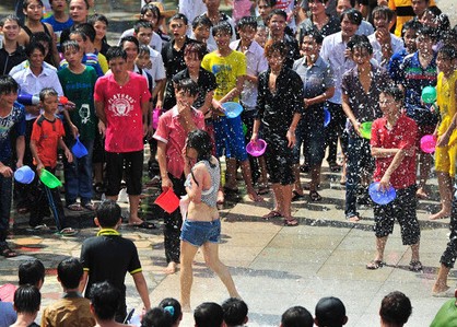 海南嬉水節(jié)多女子被眾男按倒扒光衣服 嚎啕大哭