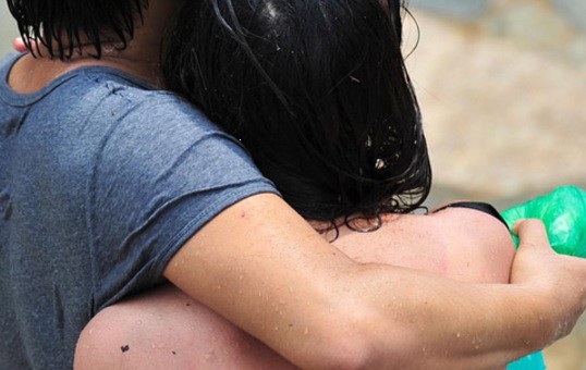 海南嬉水節(jié)多女子被眾男按倒扒光衣服 嚎啕大哭