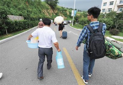 海大新生昨開始報(bào)到 1人報(bào)到14家人護(hù)送當(dāng)旅游