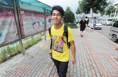 海大新生昨開始報(bào)到 1人報(bào)到14家人護(hù)送當(dāng)旅游