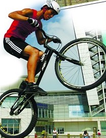 青島極限自行車(chē)高手:爬樓梯上石墩無(wú)障礙 定格10分鐘