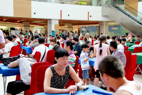 全國斗地主青島開賽 父母攜子女參加超火爆 全國斗地主青島開賽 父母攜子女參加超火爆