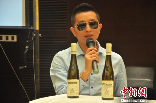 高富帥天價(jià)競(jìng)得紅酒 當(dāng)場(chǎng)砸碎以示支持國(guó)貨