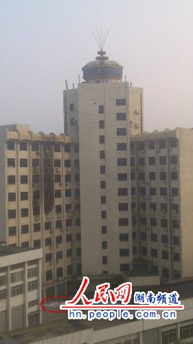 室外的空調(diào)外掛曾是四人拼命抓住的“救命稻草”。