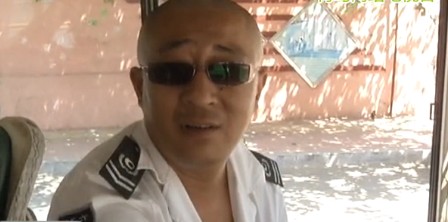 青島無(wú)賴乘客拳打司機(jī)踩方向盤跳窗 見(jiàn)民警滿地打滾