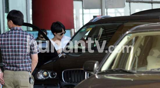 馬伊琍休閑裝回京文章接機(jī) 夫妻恩愛會(huì)友秀親昵