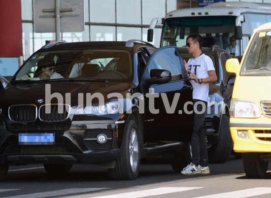 馬伊琍休閑裝回京文章接機(jī) 夫妻恩愛會(huì)友秀親昵