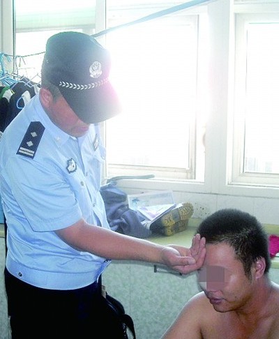 青島已婚男為愛(ài)走火入魔拋棄孩子父母 打砸放火醉生夢(mèng)死