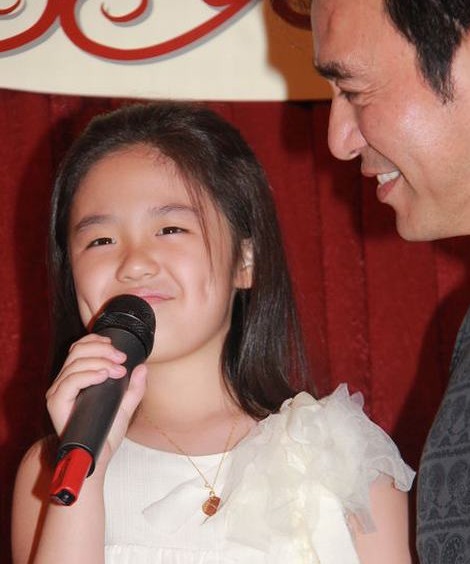 鐘鎮(zhèn)濤三女兒拜上海富豪為干爹 跪收百萬現(xiàn)金