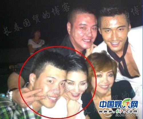 黃奕男友黃毅清發(fā)2人合影后秒刪 車(chē)內(nèi)親密共處