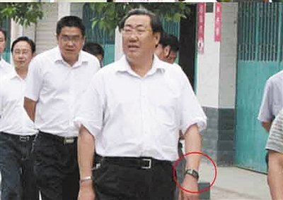 微笑門(mén)安監(jiān)局長(zhǎng)回應(yīng)質(zhì)疑 稱最貴的表是萬(wàn)寶龍