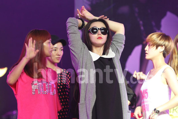 范冰冰彩排大本營(yíng)似女王駕到 全程未摘墨鏡