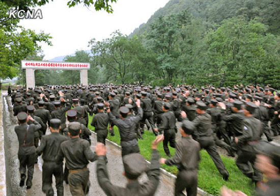 金正恩夫婦結(jié)束視察 歸途中瞻仰金日成金正日銅像