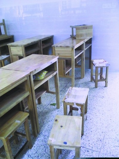 圖為有的凳子油漆沒干透，上面還鋪著紙