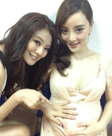 李小璐高清懷孕照 被賈乃亮吻腳 網(wǎng)友贊五官無(wú)死角