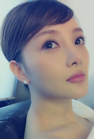 李小璐高清懷孕照 被賈乃亮吻腳 網友贊五官無死角