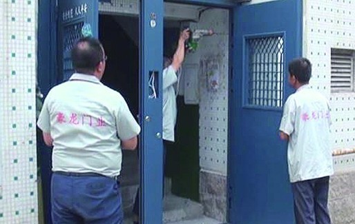 湘潭路街道劉家社區(qū)的居民樓里安上了防盜門。