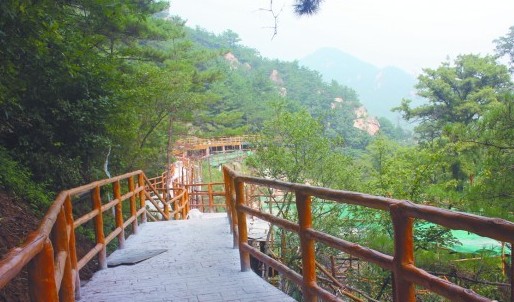 步行棧道主體已完工，正在做護欄粉飾等收尾工作。