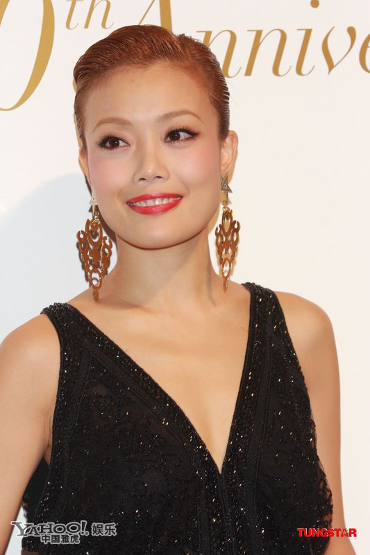 范冰冰紅裙現(xiàn)身無視克夫一說 否認七夕領證結婚