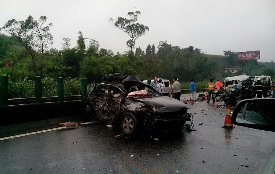 一家7口送大學(xué)新生報(bào)到遇車禍 致5人死亡