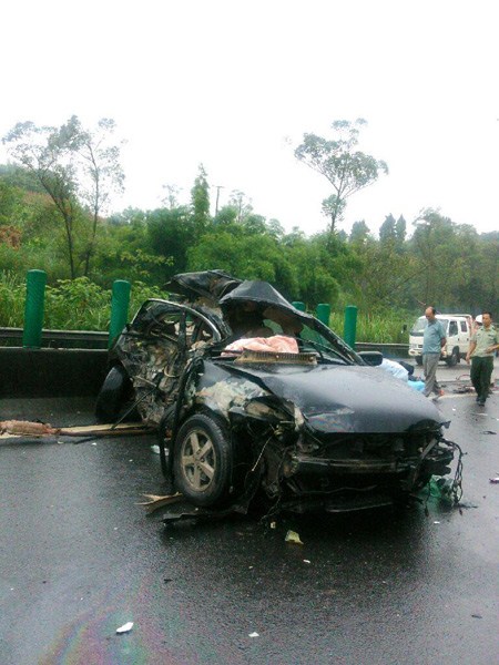 一家7口送大學(xué)新生報(bào)到遇車禍 致5人死亡