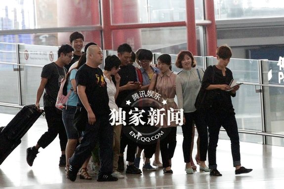 劉德華一身潮裝遭粉絲圍堵 思女心急忙閃人