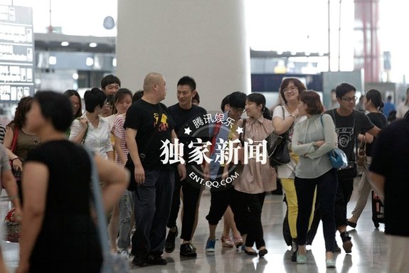 劉德華一身潮裝遭粉絲圍堵 思女心急忙閃人