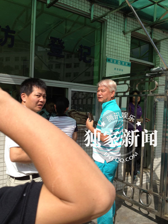 今日上午9點20分左右，陳百祥現(xiàn)身深圳市公安局經(jīng)濟犯罪偵查局