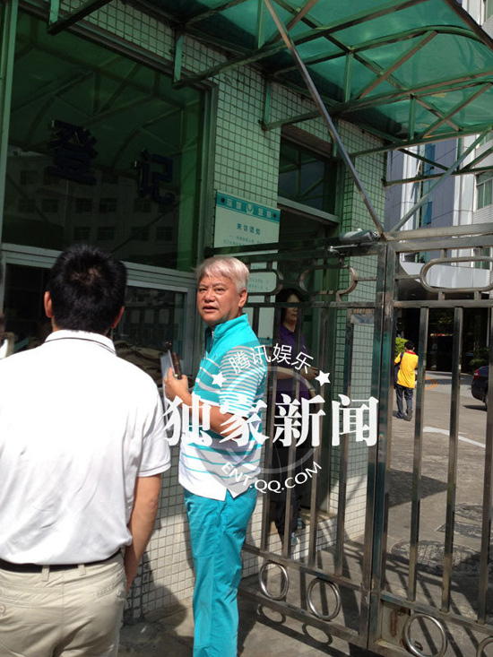 今日上午9點20分左右，陳百祥現(xiàn)身深圳市公安局經(jīng)濟(jì)犯罪偵查局