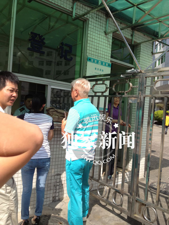 今日上午9點20分左右，陳百祥現(xiàn)身深圳市公安局經(jīng)濟(jì)犯罪偵查局