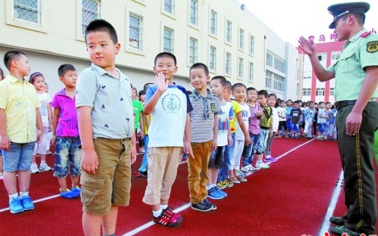 青島小學(xué)新生軍訓(xùn):不動(dòng)就達(dá)標(biāo) 站10分鐘就休息