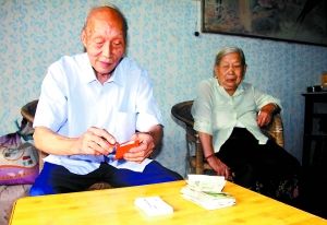 代正興老人每逢周五出門都會包上4個裝有感謝卡和2元錢的紅包。 通訊員 苑鐵力 攝