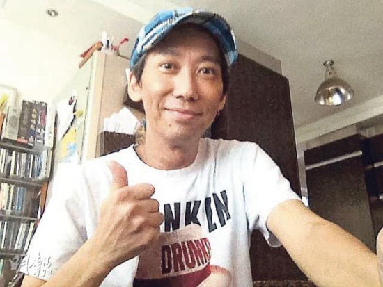 　與癌病搏斗的張達明，在微博上載照片，看來臉色有點泛黑的他，豎起拇指稱贊自己目前情況很好。